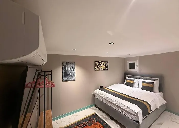 Daire Cozy Duplex With A Private Terrace Near The Metro