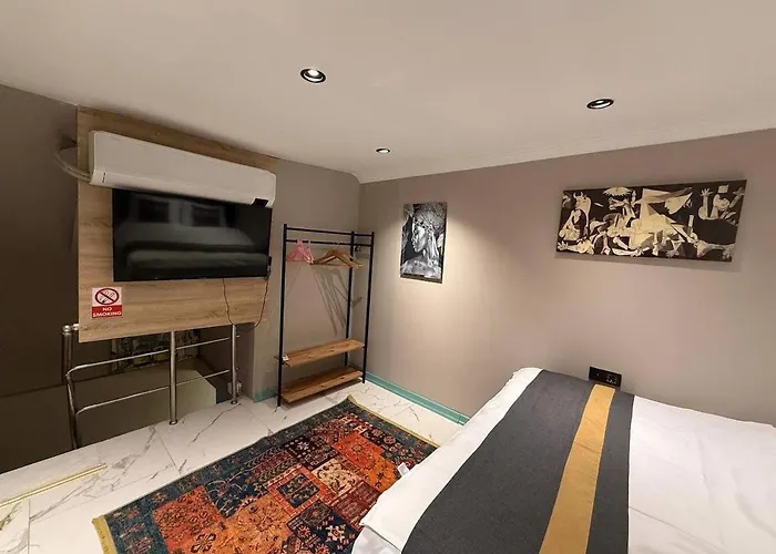 Cozy Duplex With A Private Terrace Near The Metro Daire İstanbul