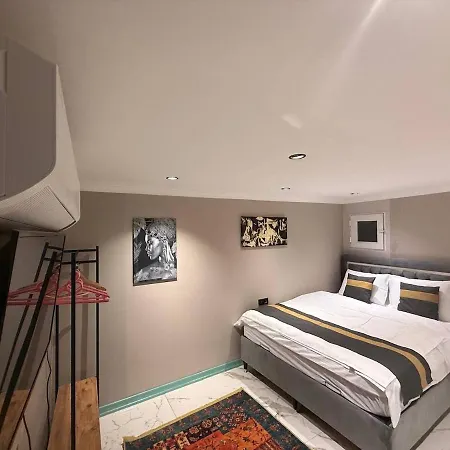 דירה Cozy Duplex With A Private Terrace Near The Metro