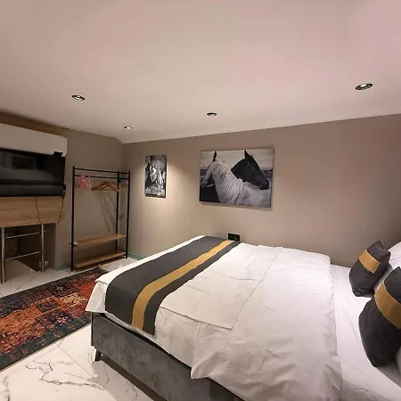 דירה Cozy Duplex With A Private Terrace Near The Metro