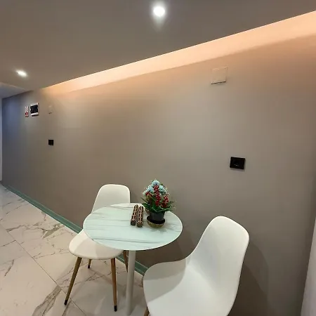 דירה Cozy Duplex With A Private Terrace Near The Metro *